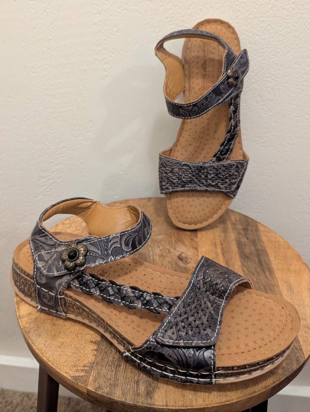 L'Artiste by Spring Step Popular Sandal, Black Multi (SIZE 38/7.5-8)